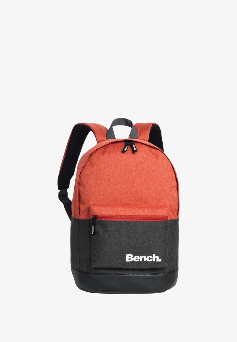 Rode stoffen rugzak met een zwarte onderkant en grijze accenten. Voorzien van verstelbare schouderbanden en een voorvak met een rits. "Bench." logo duidelijk zichtbaar.