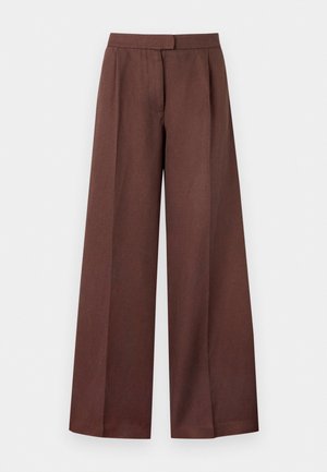 Ψηλόμεσο παντελόνι φαρδιάς γραμμής από σκούρο καφέ ύφασμα με θηλιές για ζώνη και πιέτες στο μπροστινό μέρος, απλωμένο επίπεδα σε λευκό φόντο.