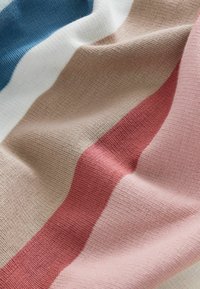 Tissu rayé en maille douce, comprenant des couleurs comme le bleu, le blanc, le beige et le rose. Les rayures varient en largeur et en texture.