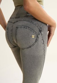 Freddy Farkkuleggingsit - light grey jeans black seams