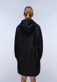 Cappotto impermeabile nero con cappuccio, vita elastica e maniche lunghe. Tessuto liscio e design lungo fino al ginocchio, minimalista senza decorazioni.