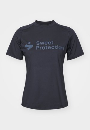 Majica kratkih rukava crne boje, izrađena od glatkog materijala, s natpisom "Sweet Protection" u kontrastnoj tamnoplavoj boji sprijeda.