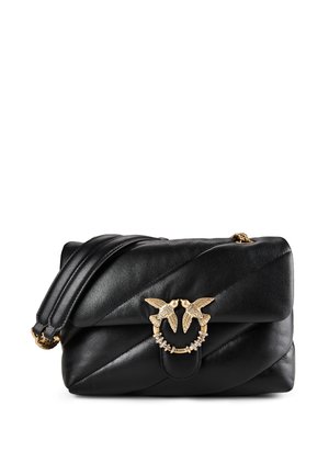 Bolso de hombro de cuero negro acolchado con cierre doble de pájaro de metal dorado y detalle de correa de cadena sobre fondo blanco.