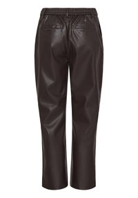 Pantalon en similicuir marron foncé avec taille élastique et deux poches passepoilées à l'arrière, présenté de dos sur fond blanc.