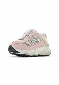 Rosa mockaskor med meshdetaljer, vita snören och en kraftig såld i gräddvit och svart. Har metallisk grå detaljering på sidan.