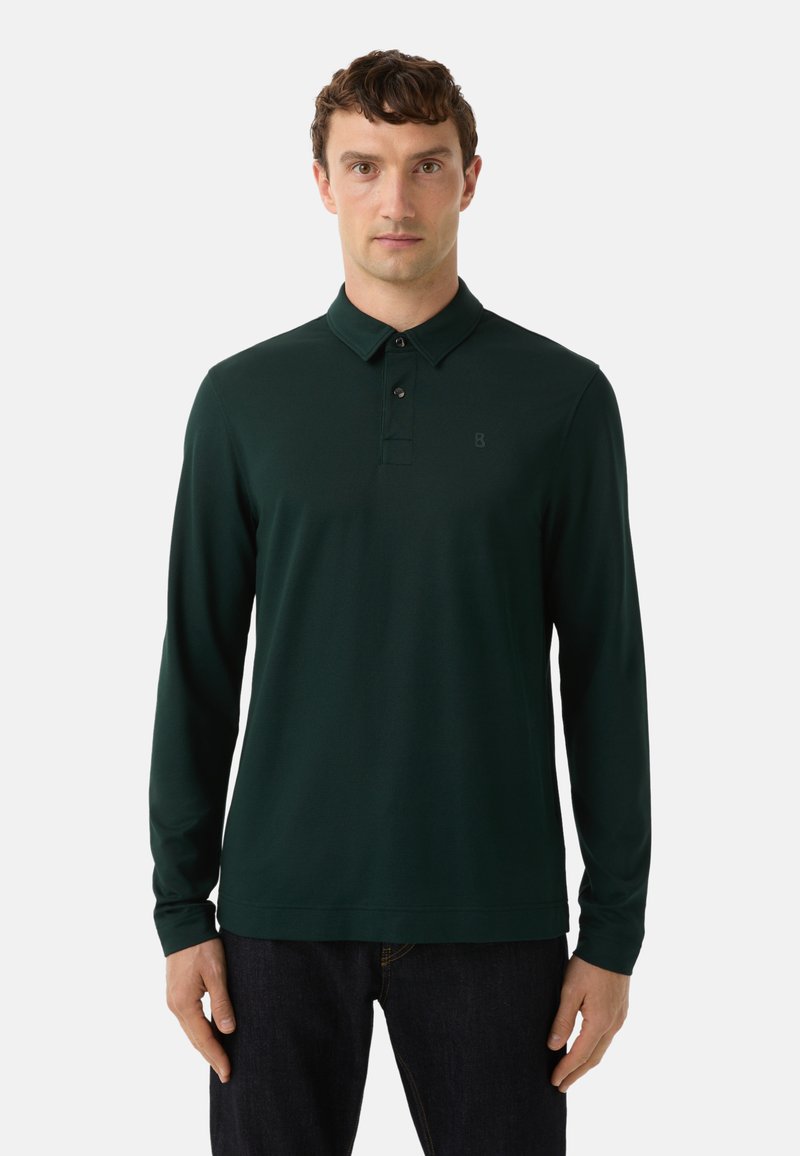 Grünes Poloshirt mit langen Ärmeln aus einem glatten, leichten Stoff; verfügt über einen Knopfkragen und ein kleines Logo auf der linken Brustseite.