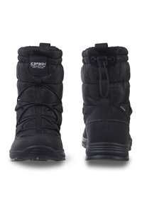 Schwarze isolierte Stiefel verfügen über ein gestepptes Obermaterial, elastische Schnürsenkel und kontrastierende Beschläge. Dicke Gummisohlen bieten Traktion und Stabilität.