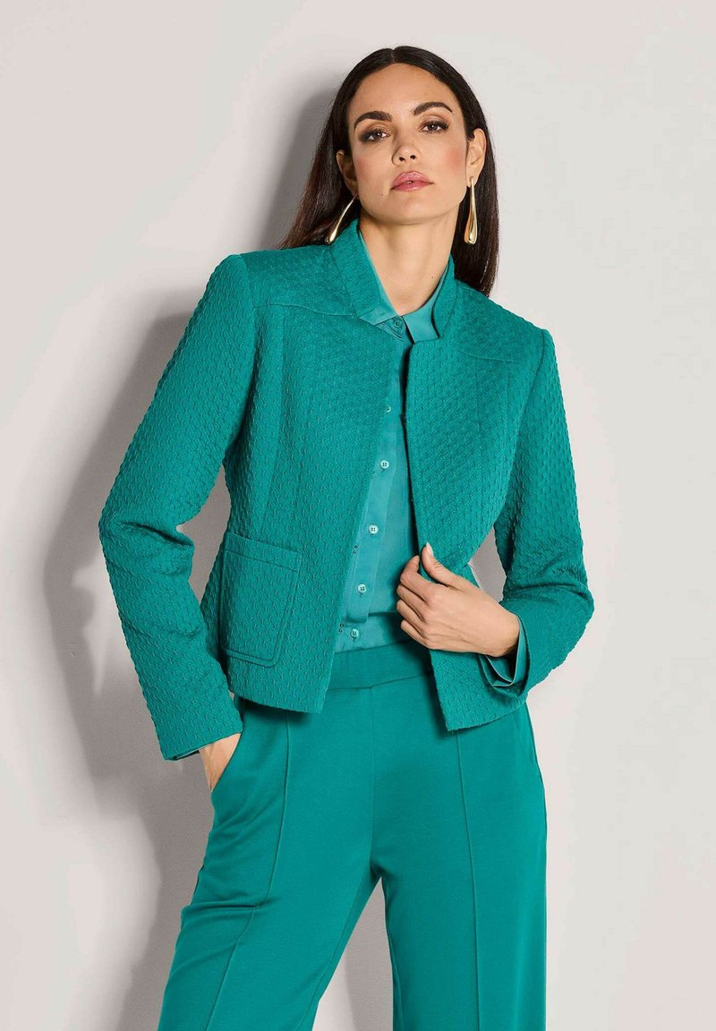 Turquoise, textuur blazer met een ronde kraag, voorzakken en lange mouwen, gecombineerd met een bijpassend overhemd met knopen en broek.