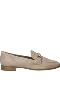 Beige Wildleder Slipper mit runder Zehenform, dekorativen gesteppten Akzenten und einem goldfarbenen Hardwaredetail am Blatt. Niedriger Holzabsatz.