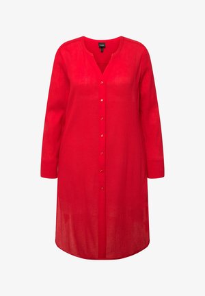 Czerwona tunika zapinana na guziki z długimi rękawami, wykonana z lekkiego materiału, z dekoltem w kształcie litery V i subtelną teksturą.