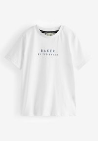 Valge puuvillane T-särk, millel on ümmargune kaelus ja lühikesed varrukad, trükitud tekst "BAKER BY TED BAKER" tumesinisel taustal. Sile tekstuur.