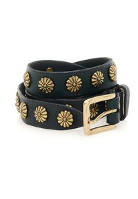 Bracciale in pelle nera con borchie floreali dorate e una fibbia dorata, caratterizzato da un design a doppio giro e una texture liscia.