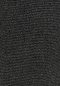 Tessuto di denim nero con una superficie texturizzata, caratterizzato da un sottile motivo a trama e lievi variazioni di colore sulla superficie.