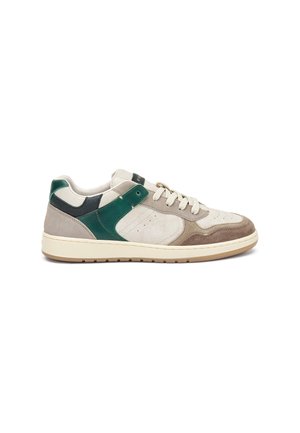 Zapatillas bajas para hombres en una mezcla de gamuza beige, verde y marrón. Diseño de punta redonda con cordones en la parte delantera y suela de goma. Detalles texturizados.