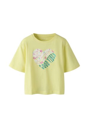 T-shirt jaune clair à manches courtes avec un graphique de cœur rempli de petites icônes colorées et les mots « GOOD VIBES » en turquoise.