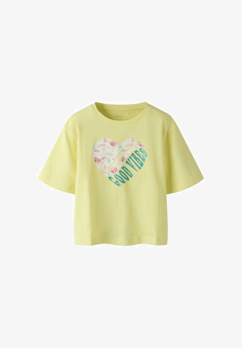 T-shirt jaune clair à manches courtes avec un graphique de cœur rempli de petites icônes colorées et les mots « GOOD VIBES » en turquoise.