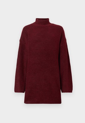 Pulover burgundy cu guler înalt, design tricotat texturat, tăietură oversized și mâneci lungi. Bază care cade sub solduri, creând o siluetă relaxată.
