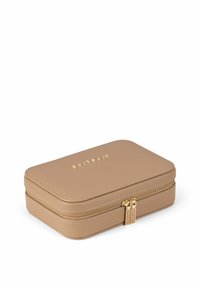 Beige leren ritstas met een gestructureerde afwerking, ronde hoeken, gouden hardware en reliëfletters op de dekking. Compact rechthoekig van formaat.