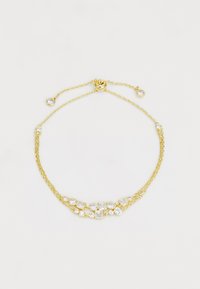 Collar de cadena de oro que presenta dos hebras con acentos de piedras claras redondas y cuadradas, exhibiendo un acabado texturizado y un cierre ajustable.