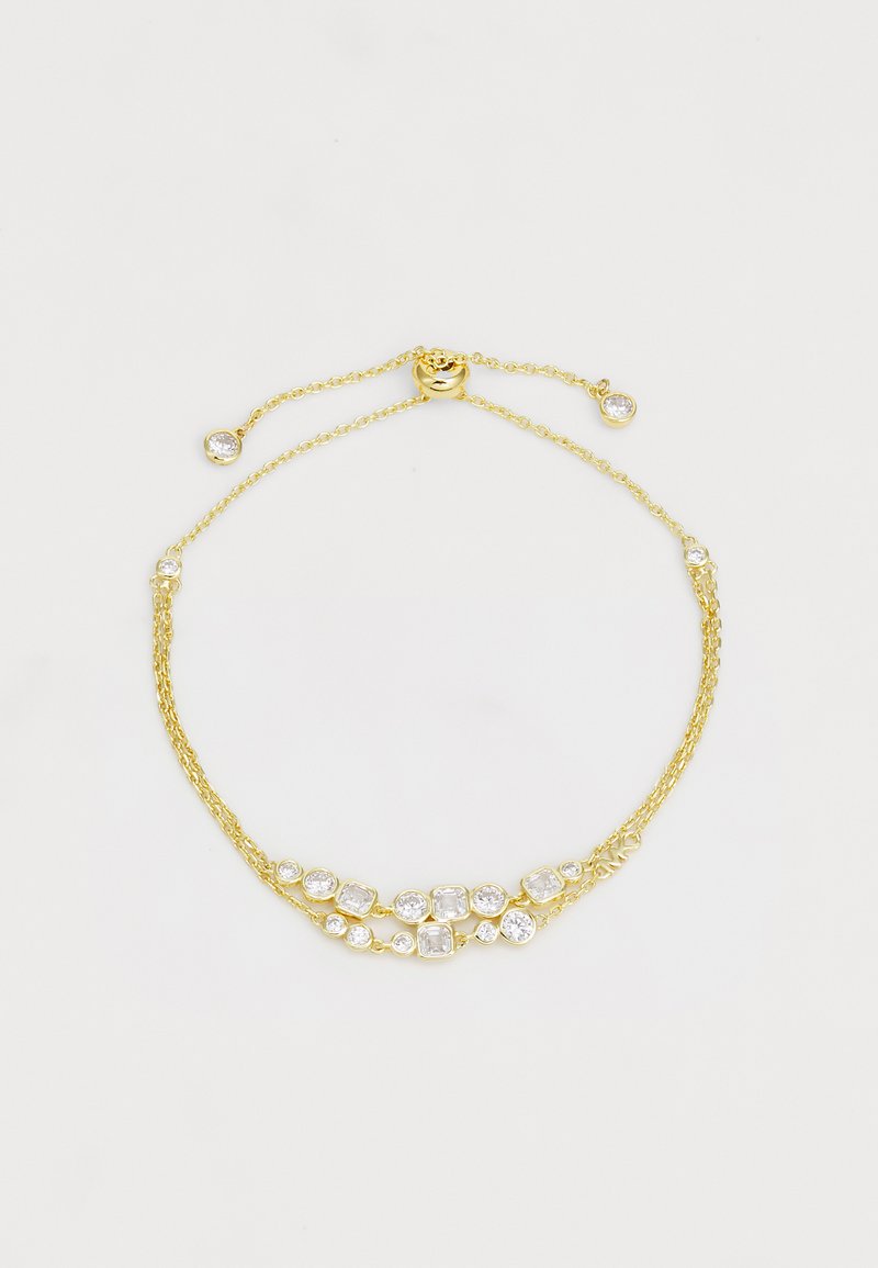 Χρυσή αλυσίδα περι-necklace με δύο στ strands, διακοσμημένη με στρογγυλές και τετράγωνες διαφανείς πέτρες, που παρουσιάζει υφή και ρυθμιζόμενο κούμπωμα.