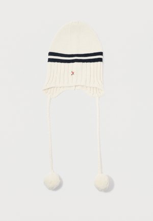 Kreemist kootud müts siniste triipudega, kõrvaklappide ja kahe valge pom-pomiga. Esiküljel on väike punane tähelogo.