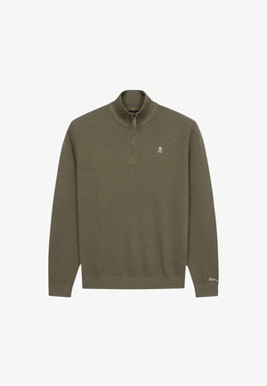 Pull en maille vert olive, col à demi-zip, poignets et ourlet côtelés, arborant un petit logo brodé sur la poitrine. Texture lisse.