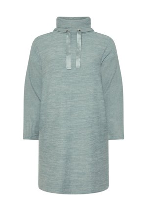 Lys blå oversized pullover med høj krave, med ribstrikkede ærmer og to dekorative bånd ved halsudskæringen. Blød tekstur.
