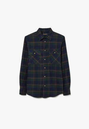 Camicia di flanella a quadri con schema di colori blu navy e verde, con accenti arancioni, due tasche sul petto e apertura frontale con bottoni.