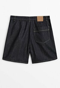 Shorts en denim foncé avec une coupe décontractée, dotés d'une poche arrière standard et d'une étiquette de marque en simili cuir sur la ceinture.