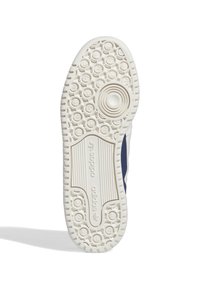 Bijela gumena potplat tenisice s kružnim uzorcima za hvatanje, linijskim žljebovima i utisnutim logotipom. Pretežno bijela s mornarsko plavim naglascima.
