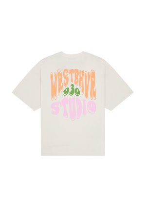 Beżowy t-shirt z krótkim rękawem z stylizowanym pomarańczowym, zielonym i różowym napisem "WRSTBHVR 030 STUDIO" na plecach.