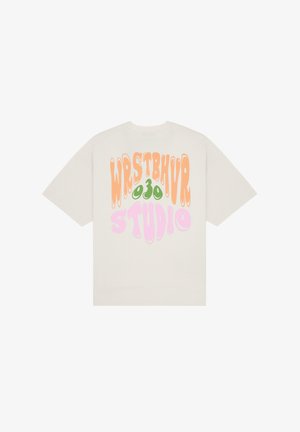 Beżowy t-shirt z krótkim rękawem z stylizowanym pomarańczowym, zielonym i różowym napisem "WRSTBHVR 030 STUDIO" na plecach.