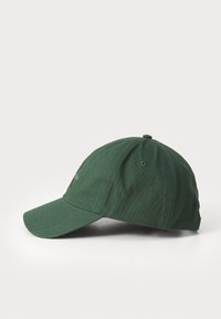 Groene katoenen baseballcap met een gebogen klep, voorzien van geborduurd logo-detail op de voorkant en een gestructureerde afwerking.