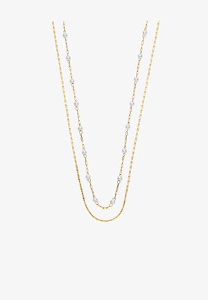 Collana a più strati in tono oro, caratterizzata da catene texturizzate e lisce, adornata con perle bianche distribuite in modo uniforme. Il design combina eleganza e versatilità.