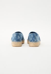 Denim espadrilles met een blauw bloemenpatroon, ronde neus en met jute omhulde zolen. Zachte textuur met traditionele stiksels.