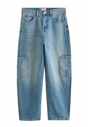 Hellblaue Denim-Jeans mit geraden Beinen, Frontknopf und Reißverschluss, Gürtelschlaufen, Vordertaschen und großen rechteckigen Seitentaschen an beiden Beinen.