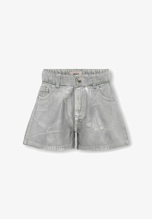 Shorts di jeans argentati con una finitura lucida. Presentano una vita classica, tasche frontali e una chiusura con bottone. Vestibilità sartoriale, lunghezza a metà coscia.