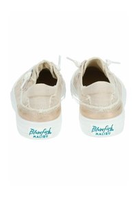 Beżowe pantofle z płótna na białych gumowych podeszwach, z metalicznym złotym akcentem i logo "Blowfish Malibu" w kolorze turkusowym na pięcie.