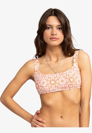 Hravý oranžový a biely crop top s geometrickým vzorom, štvrcovým výstrihom, širokými ramienkami a hladkou textúrou. Obsahuje geometrický dizajn po celom povrchu.