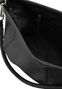Borsa a mano in pelle nera con texture intrecciata, chiusura con zip e interno liscio. Presenta un manico rotondo avvolto in pelle.