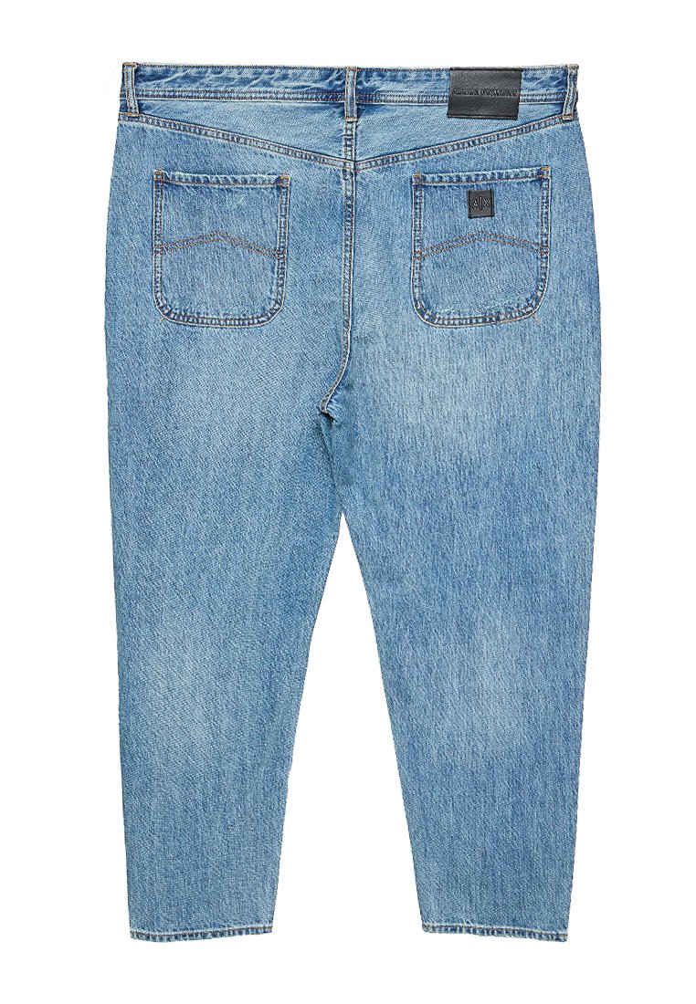 Jeans in denim azzurro chiaro con design a gamba dritta. Presentano due tasche posteriori e un'etichetta nera in vita. Dettagli di cucitura standard.