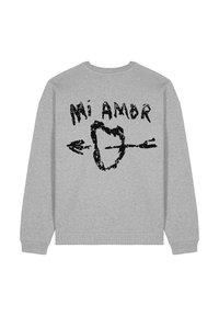 Felpa grigia con il testo nero "Mi Amor" e un design di un cuore con una freccia. Polsini e orlo a costine, texture del tessuto morbida.