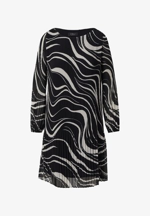 Mustvalge volditud kleit lainemustriga, ümmargune kaelus ja kolmeveerandi varrukad. Kerge kangas, voolav disain.