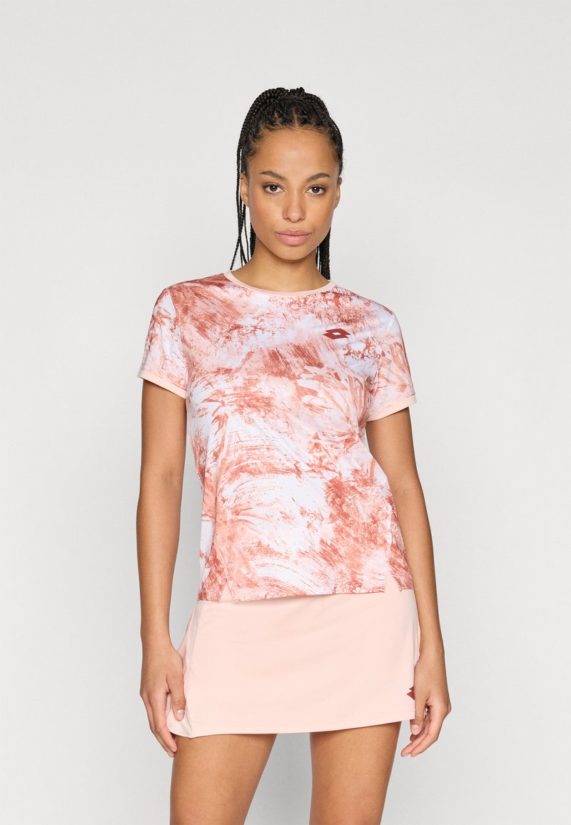 Αθλητική μπλούζα κοντό μανίκι σε ροζ απόχρωση με μάρμαρο σε κόκκινο και μπλε χρώμα. Διαθέτει στρογγυλή λαιμόκοψη και λογότυπο στο στήθος.