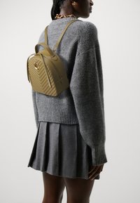 Pinko LOVE CLICK CLASSIC - Mochila - piantagione/antique gold-coloured