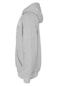 Grå hoodie i mjukt tyg, med en kenguruficka, ribbade ärmslut och huva med dragsko. Enkelt design med minimal detaljering.