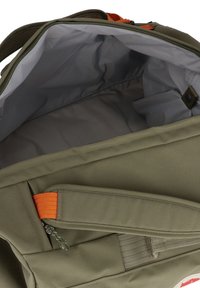 Borsa a tracolla verde oliva con un ampio interno grigio, caratterizzata da una cinghia di accentazione arancione, chiusura con zip e una patch con logo.
