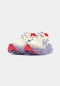 Witte sportschoenen met paarse en rode accenten. Voorzien van een gladde textuur, een gevoerde zool, een logo op de tong en een kruislingse veterstructuur.