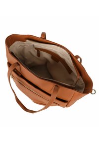 Brun læder tote bag med åben top, der har en lynlås lomme og et rummeligt interiør. Glat tekstur og robuste hanke.