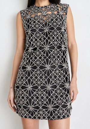 Abito nero senza maniche con intricati motivi floreali e geometrici con perline argento che coprono il davanti e le spalle.